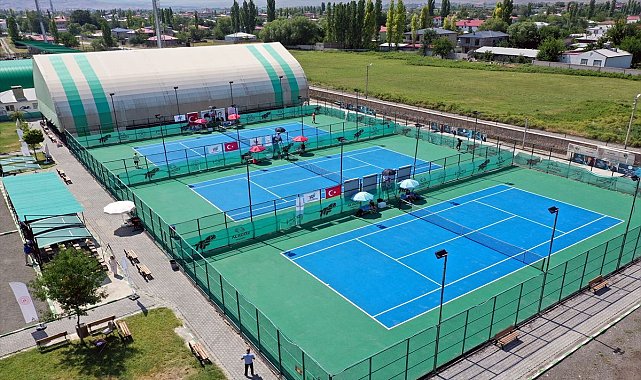 Tenis tutkunları her yıl kayısı hasadında yurdun en doğusunda buluşuyor