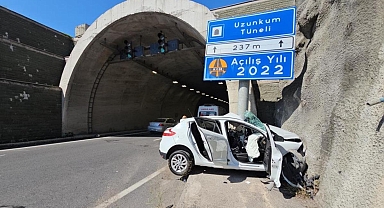Tünel girişinde feci kaza: Tabelaya ok gibi saplandı